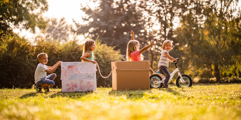 enfants jouant dehors