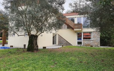 Une maison moderne en pierre au Portugal