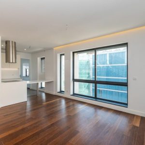 salon en parquet avec vue sur la ville