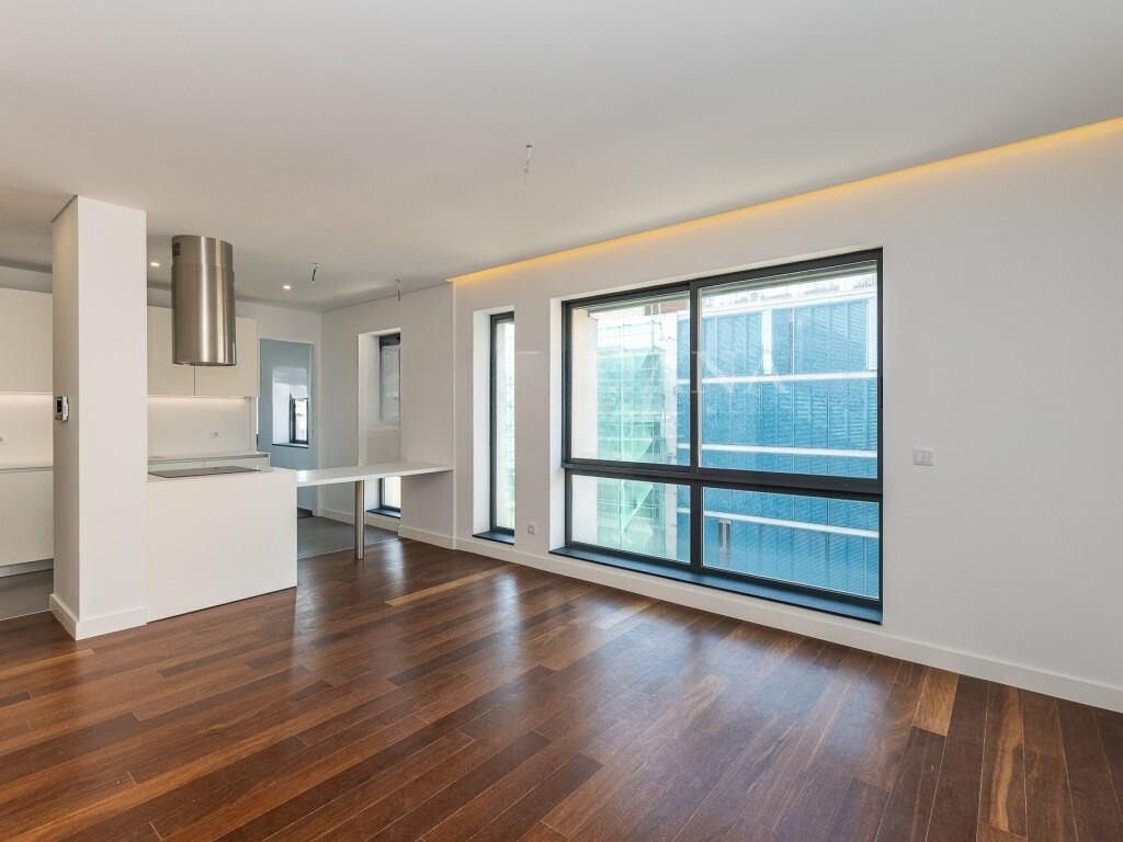 salon en parquet avec vue sur la ville