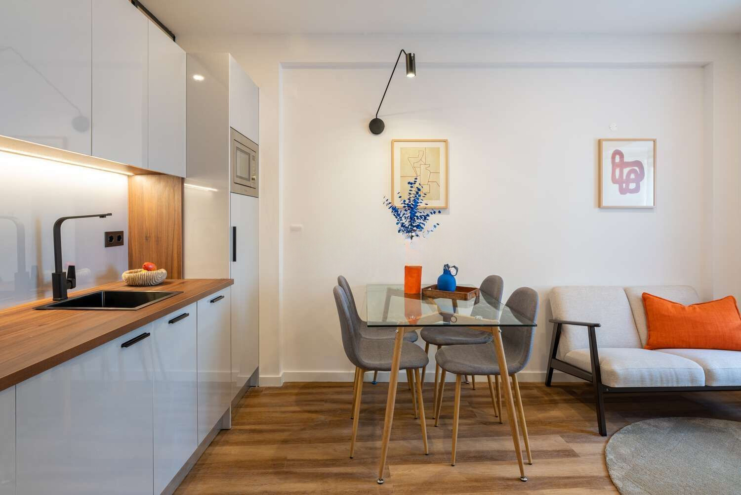 cuisine blanche lumineuse avec table en verre