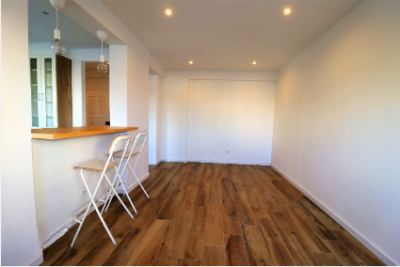 jolie salon blanc en parquet