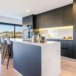 jolie cuisine en noir et blanc avec vue