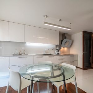 jolie cuisine moderne blanche avec table en verre