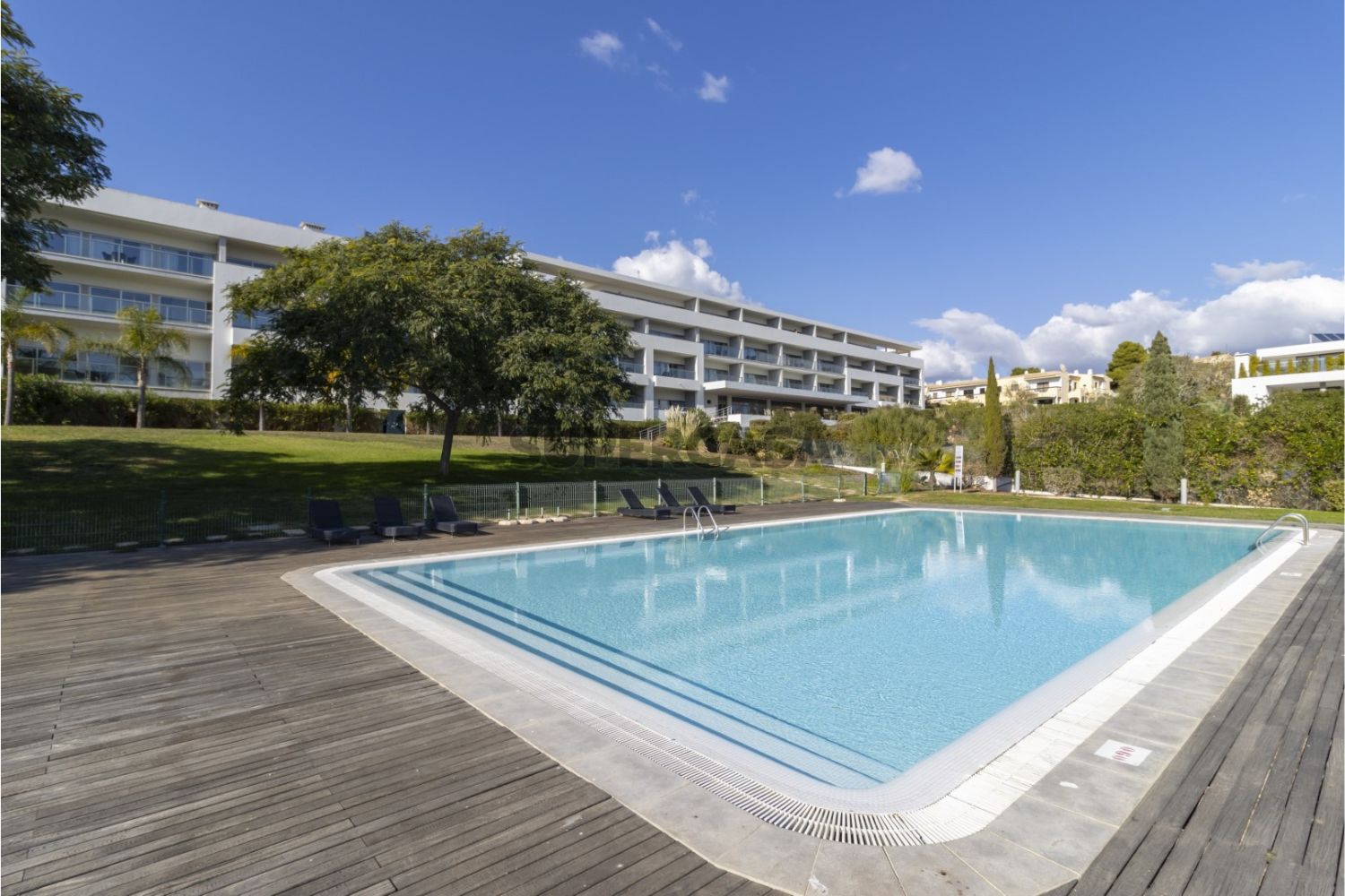vue de l'appartement avec piscine