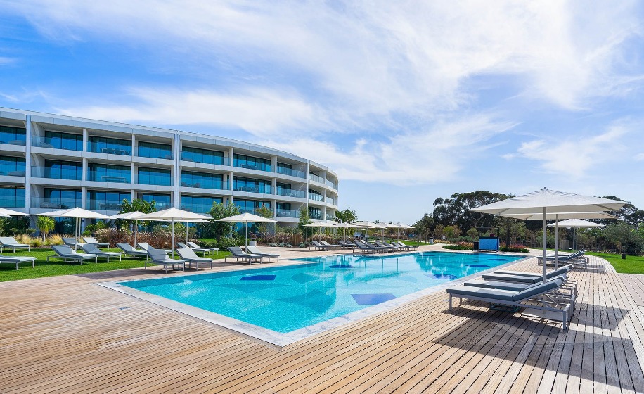 appartement arrondi avec piscine et parasols