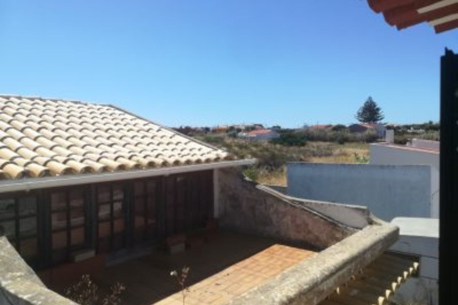 vue de l'extérieur avec un ciel bleue
