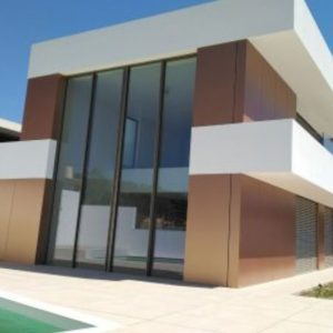belle maison avec des formes et piscine