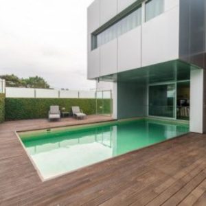 maison vue de l'extérieur avec piscine