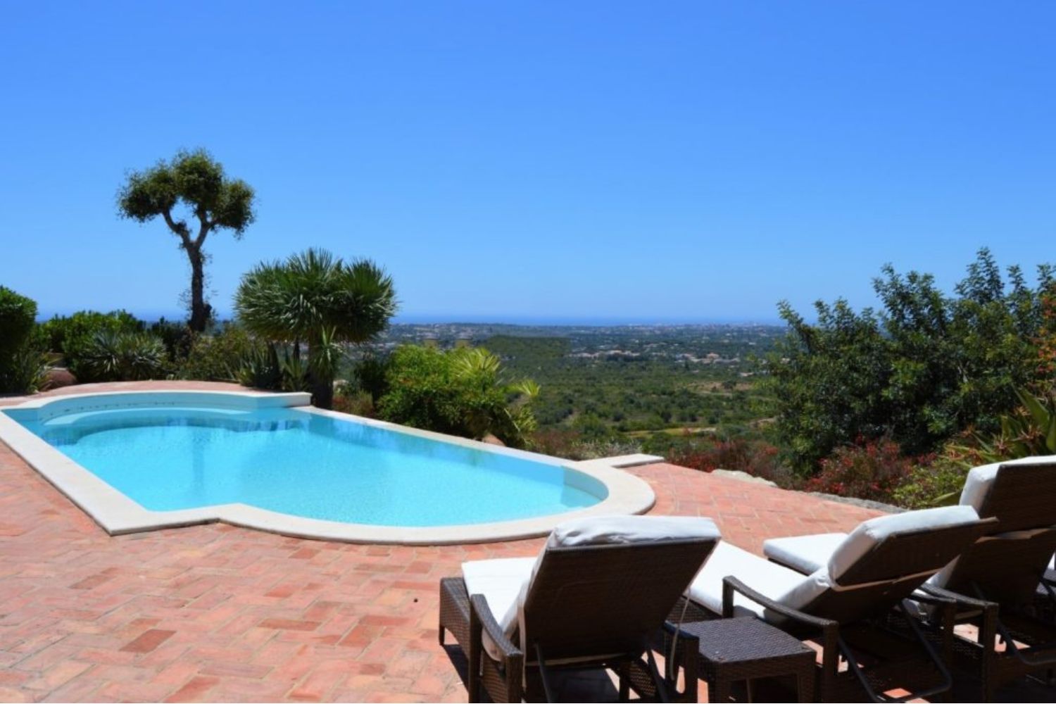 maison avec piscine et belle vue