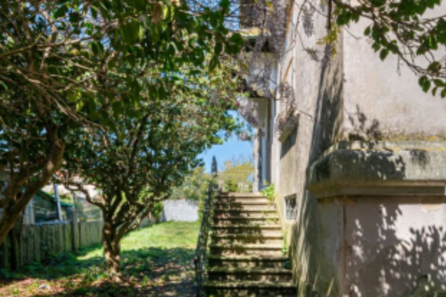 maison et son jardin vue de l'extérieur