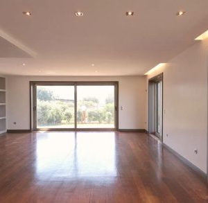 salon en parquet avec belle vue