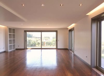 salon en parquet avec belle vue