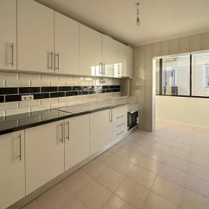 cuisine blanche lumineuse et carrelage blanc