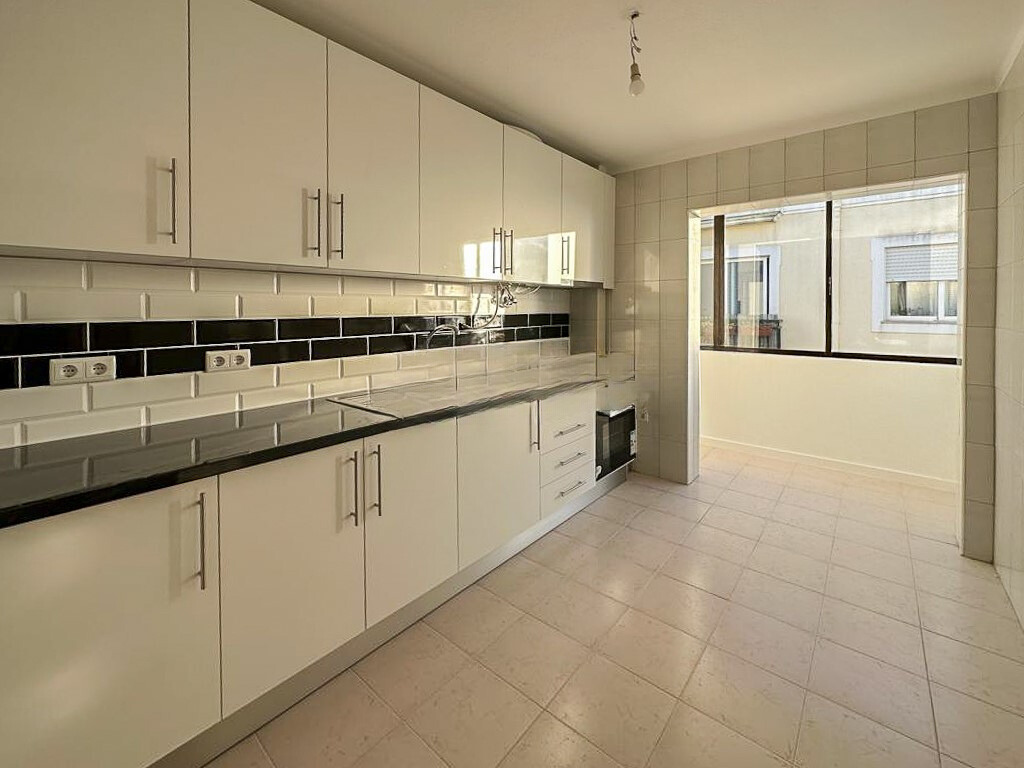 cuisine blanche lumineuse et carrelage blanc