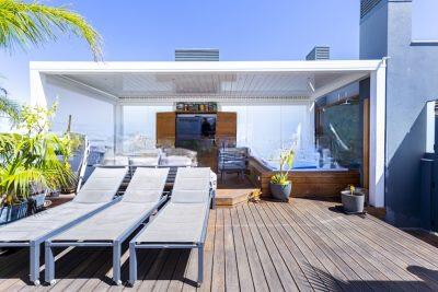 jolie terrasse avec plusieurs transats