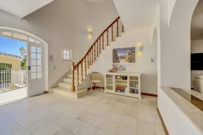 entrée de la maison avec escalier et sol en carrelage
