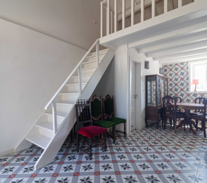 entrée de la maison avec grand escalier blanc