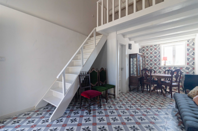 entrée de la maison avec grand escalier blanc