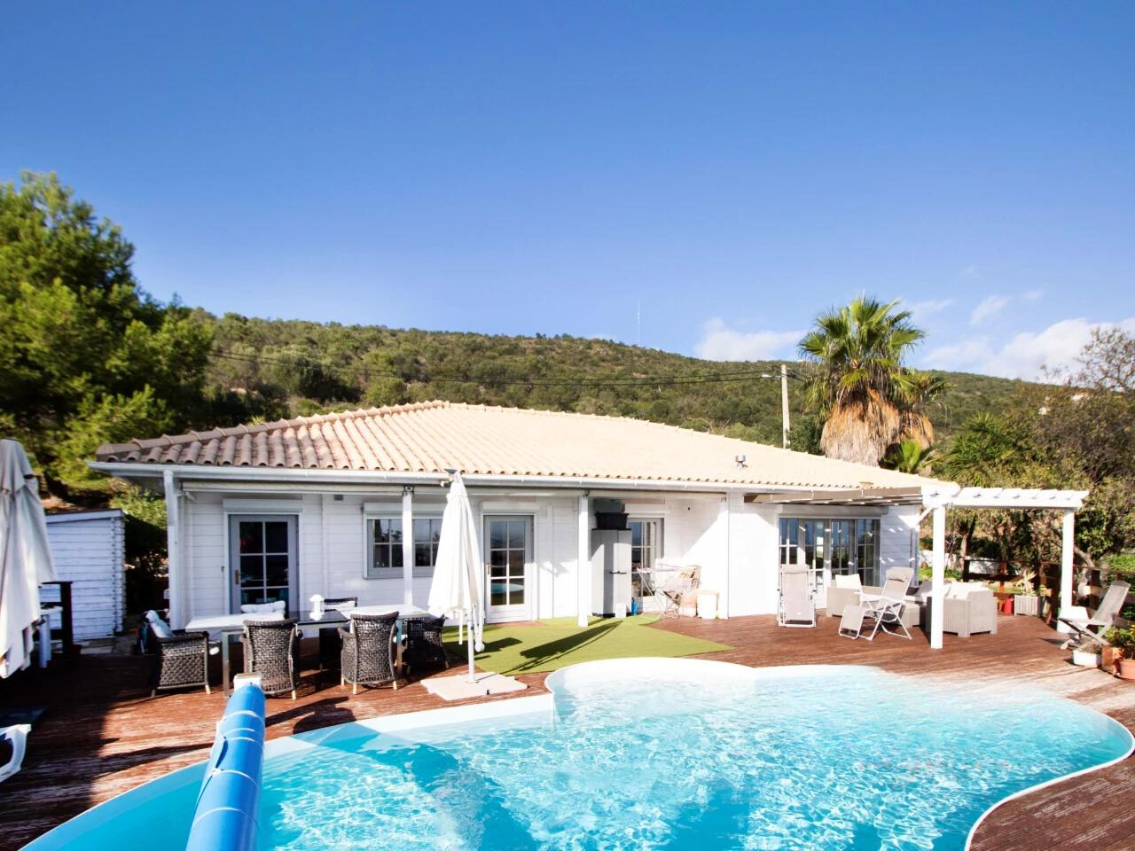 grand jardin avec piscine extérieur