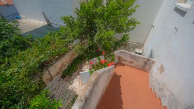 vue le devant de la maison avec un escalier
