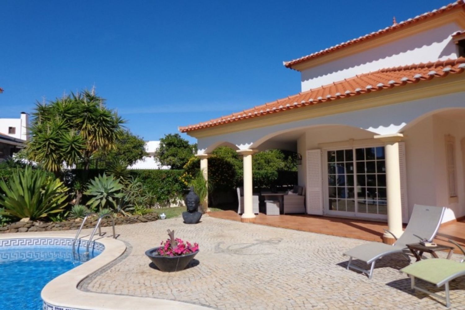 grande terrasse avec piscine