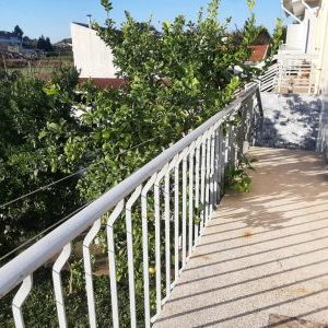 balcon de la maison avec vu sur des arbres