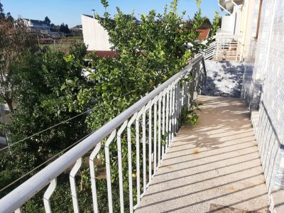 balcon de la maison avec vu sur des arbres