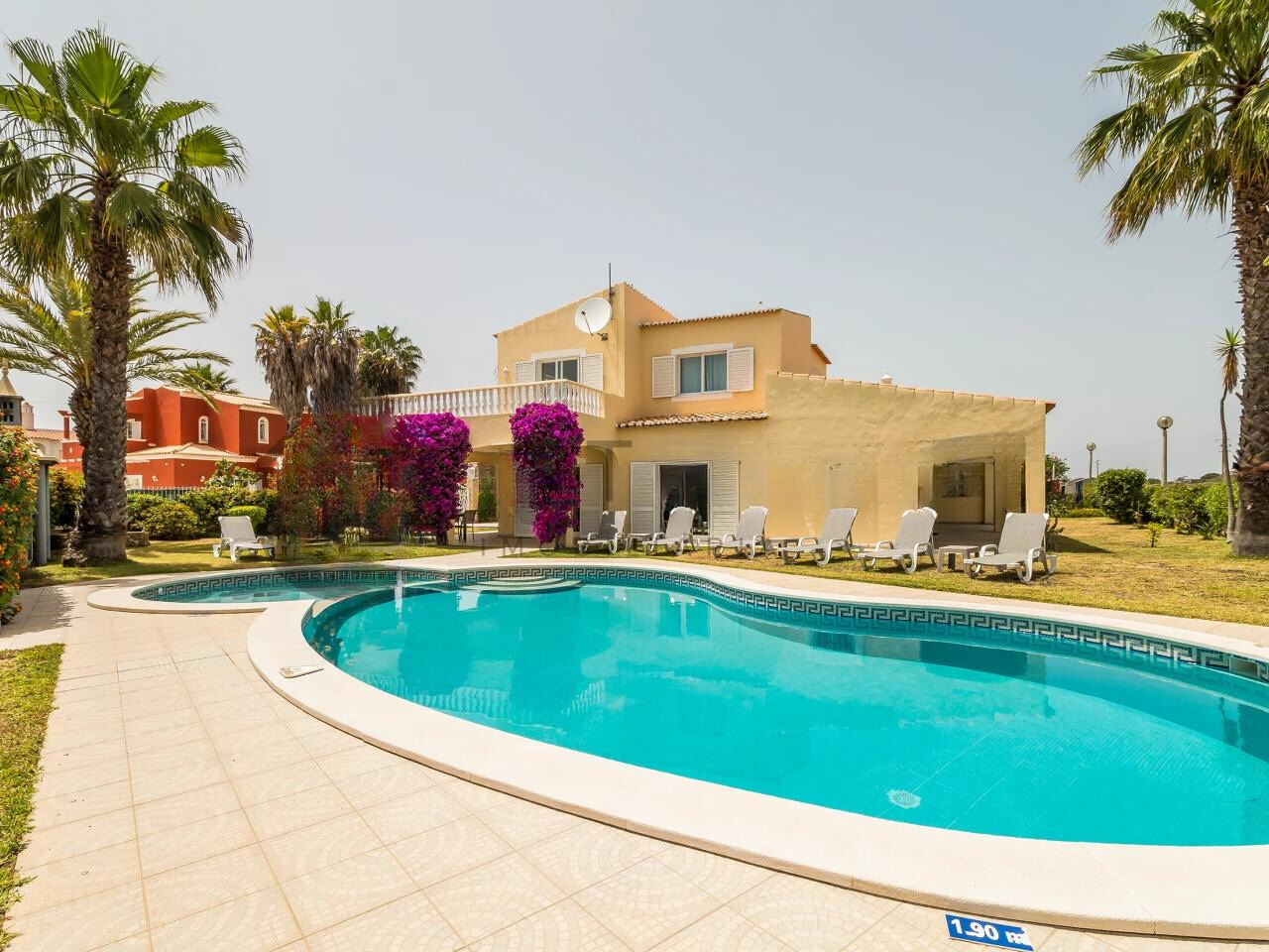 très grand jardin avec terrasse et piscine