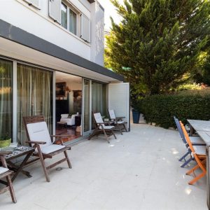 petite terrasse avec fauteuils et table