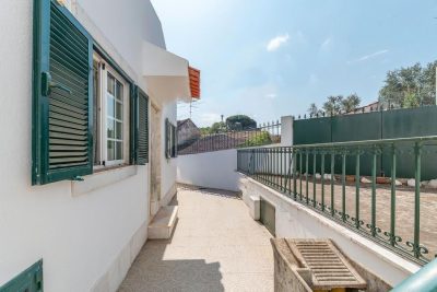 terrasse d'une maison en carrelage avec vue sur le ciel