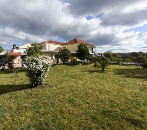 vue éloigné de la maison avec grand jardin
