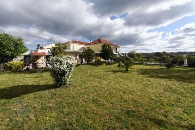 vue éloigné de la maison avec grand jardin
