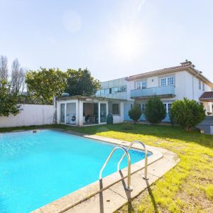 grand jardin avec piscine et vue sur l'arrière de la maison