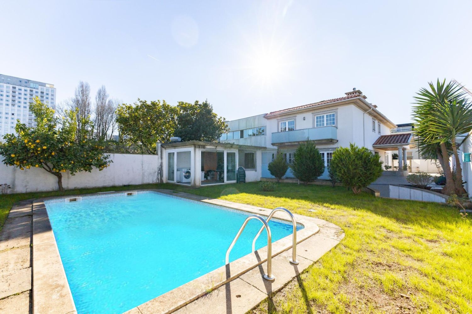 grand jardin avec piscine et vue sur l'arrière de la maison
