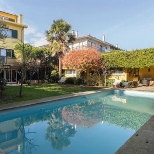 petit jardin avec terrasse et piscine
