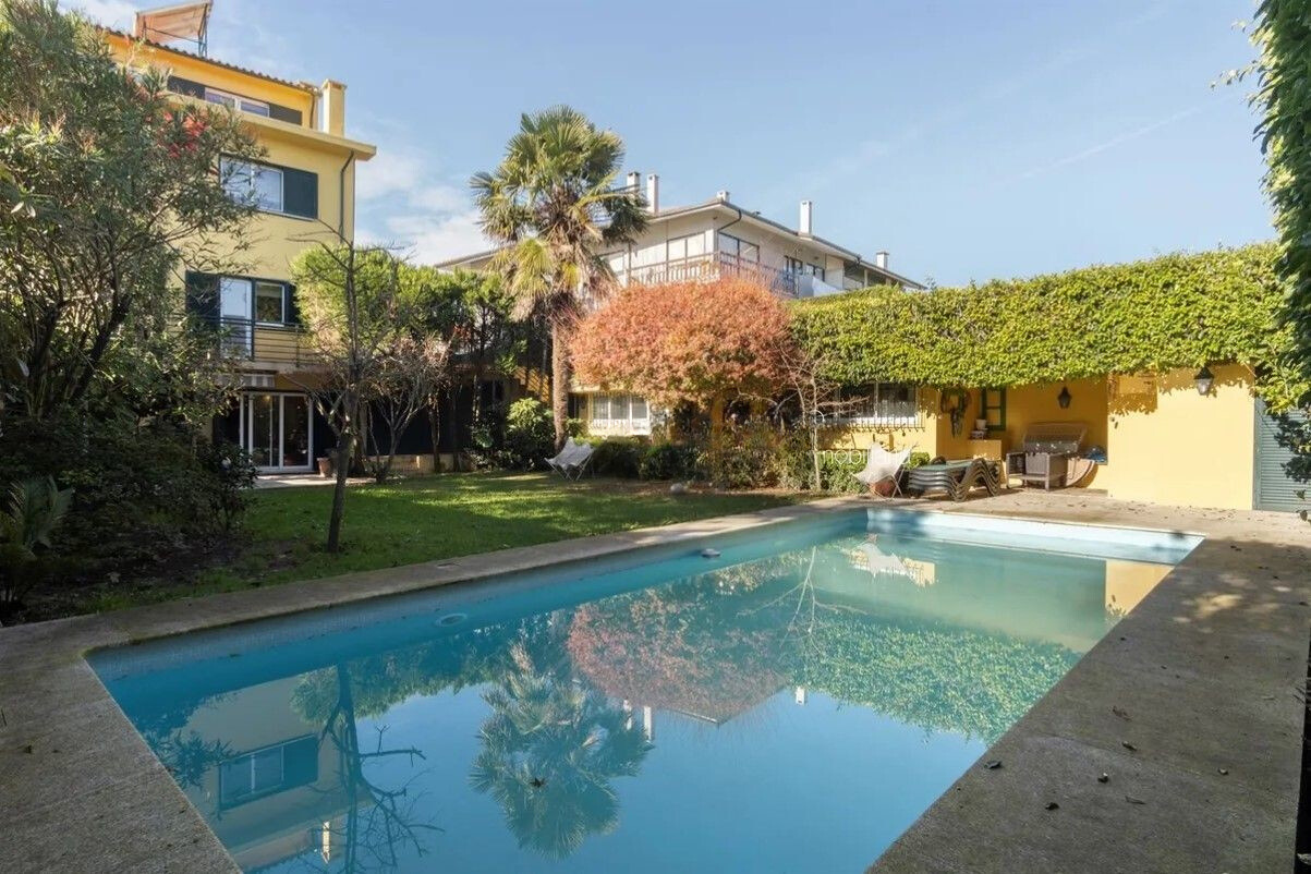 petit jardin avec terrasse et piscine