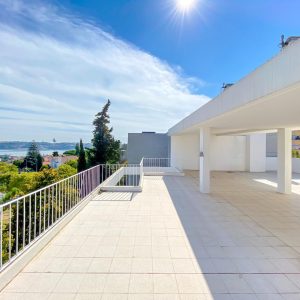 terrasse en pierre blanche avec vue sur la mer