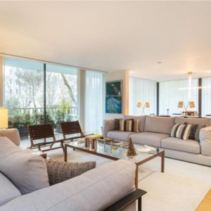 grand salon moderne lumineux