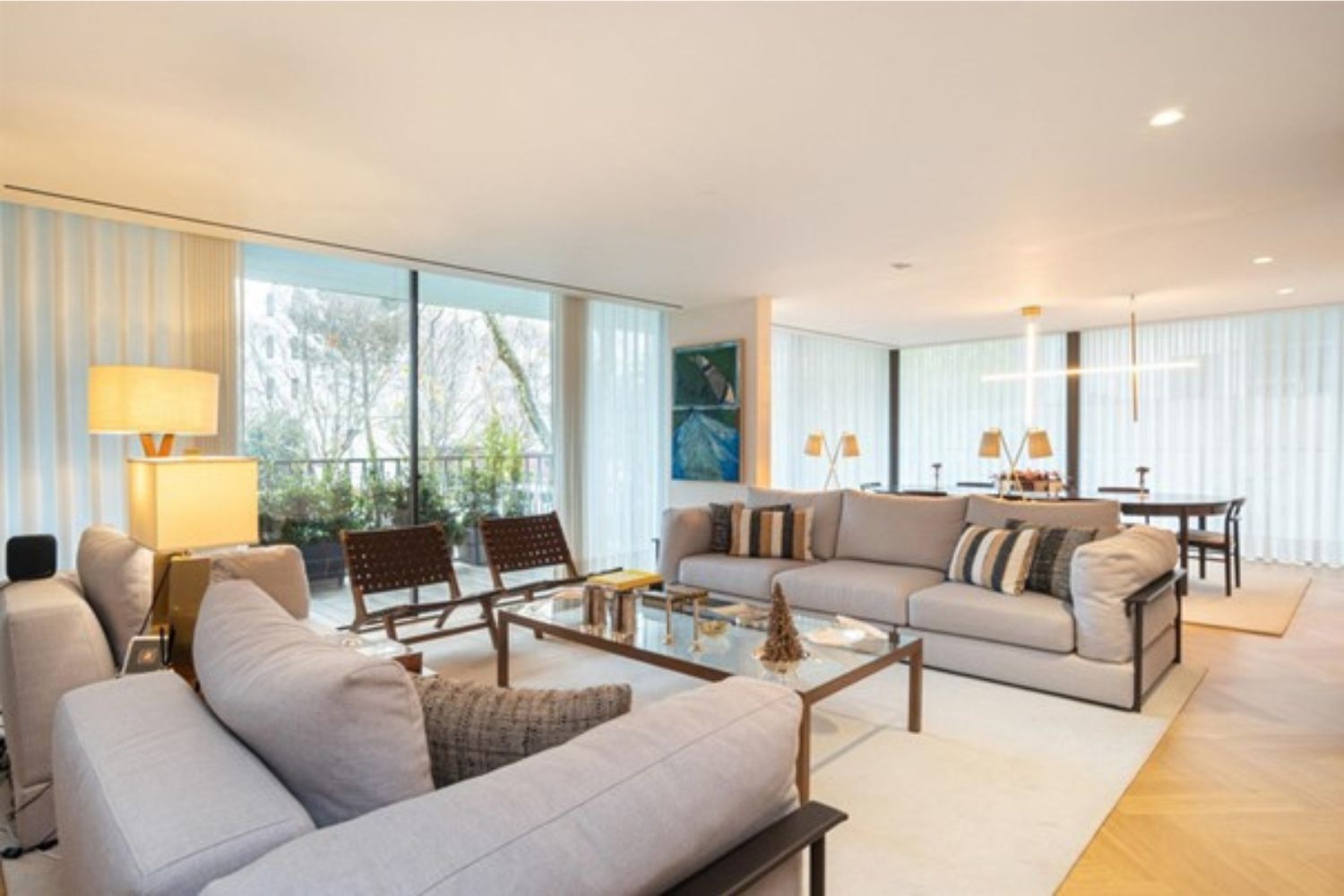 grand salon moderne lumineux