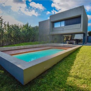 grand jardin avec piscine et sur sur l'arrière de la maison