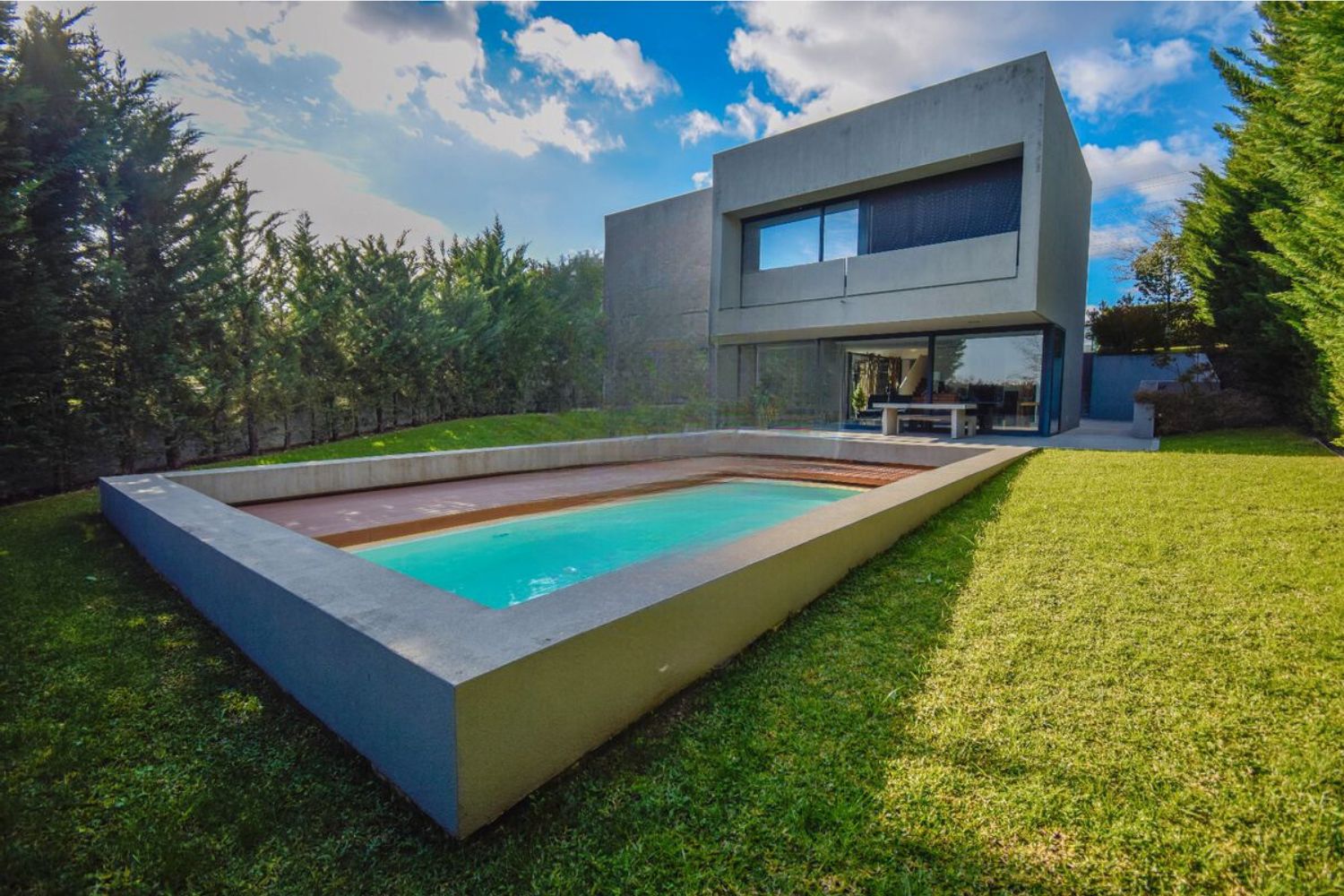 grand jardin avec piscine et sur sur l'arrière de la maison