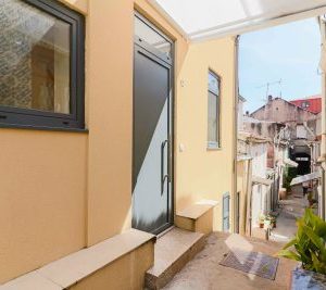 terrasse de la maison avec sol en carrelage