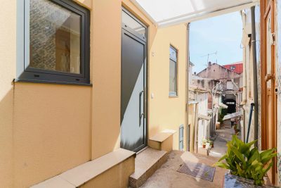 terrasse de la maison avec sol en carrelage