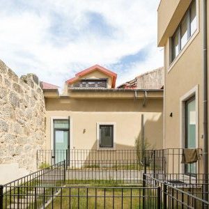 entrée de la maison avec petit jardin