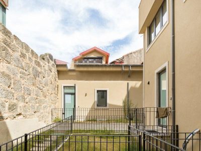 entrée de la maison avec petit jardin