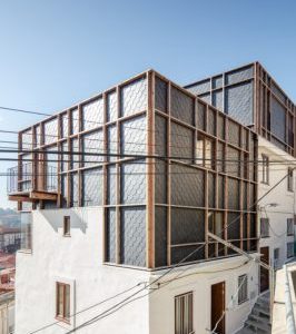 vue extérieur de la maison avec un étage en vitre
