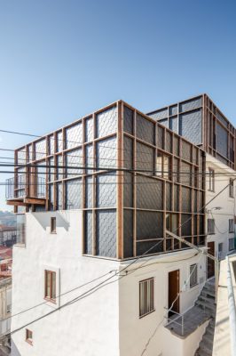vue extérieur de la maison avec un étage en vitre