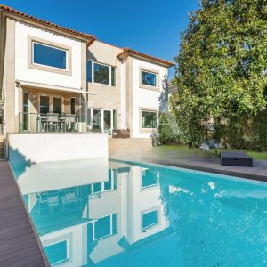 grand jardin avec piscine et terrasse