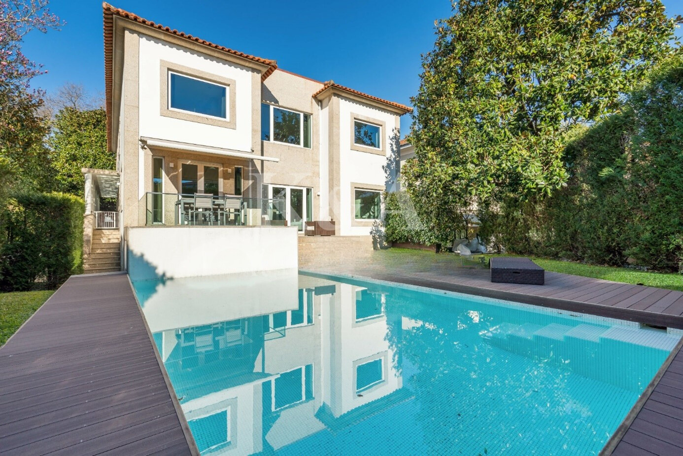 grand jardin avec piscine et terrasse